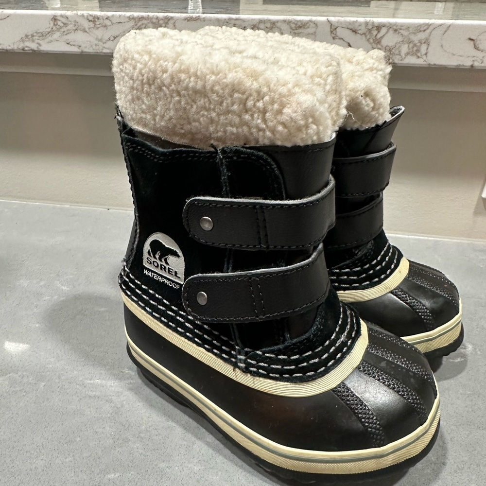 Little kids Sorel winter boots size 7